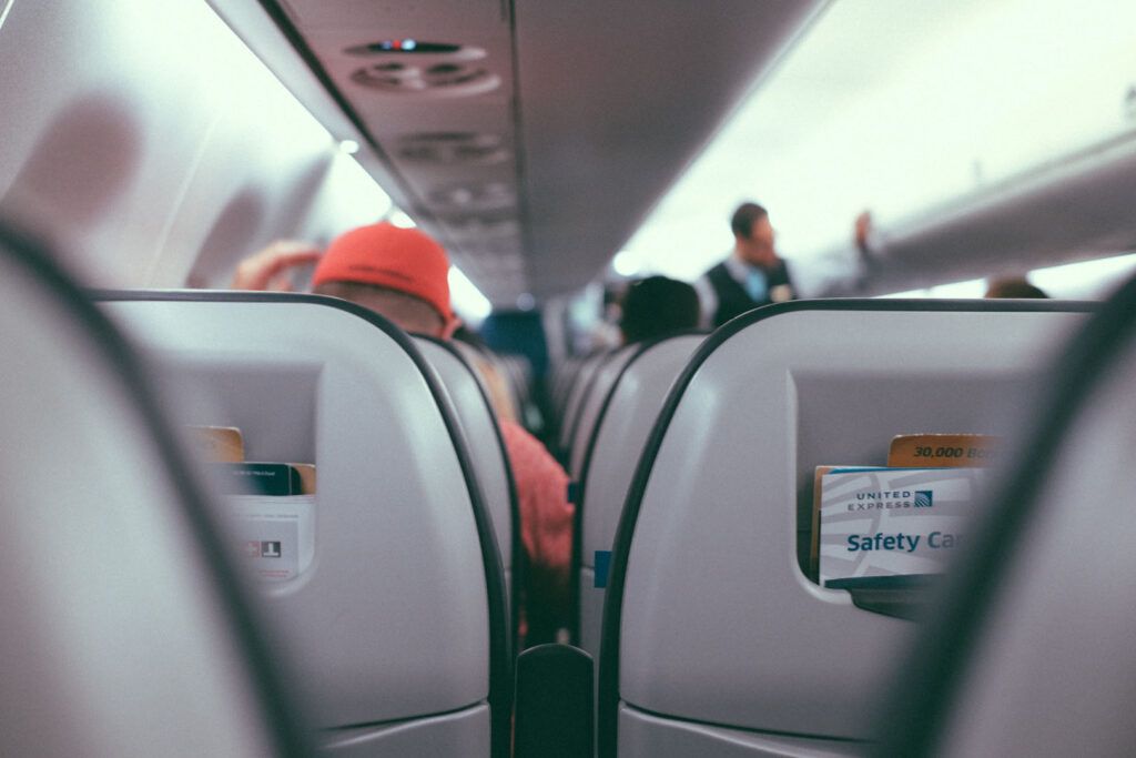Interior de la cabina de un avión