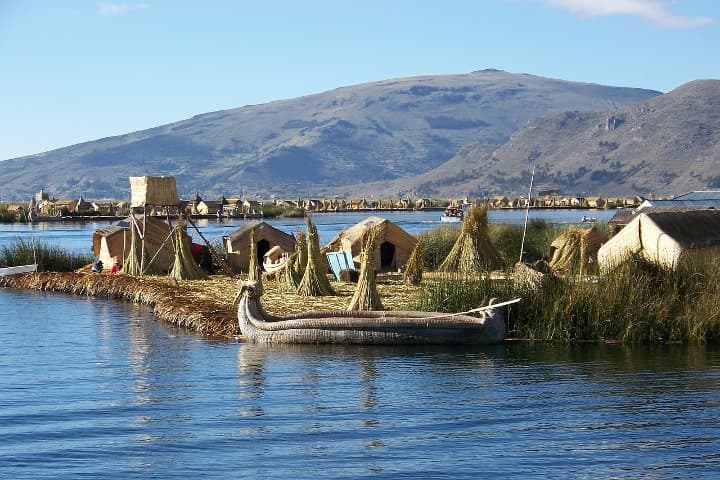 casitas y barcos tradicionales en lago titicaca, algo que ver en perú - weroad