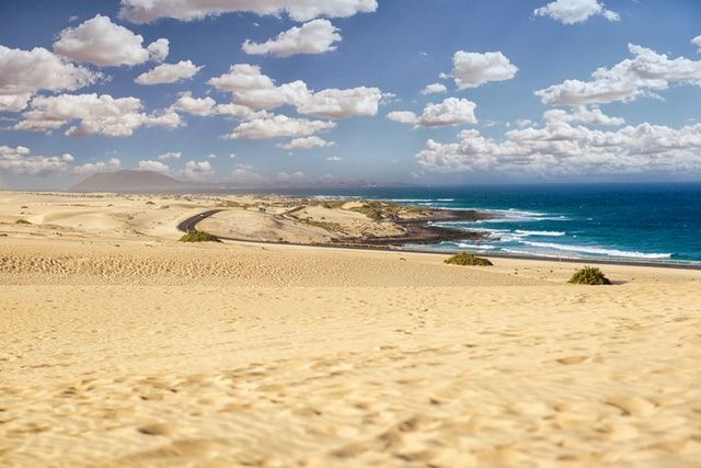 una playa en fuerteventura, buen destino para semana santa, mar y cielo con nubes al fondo - weroad