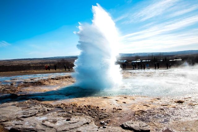 un geyser en islandia, destino para vacaciones de semana santa - weroad