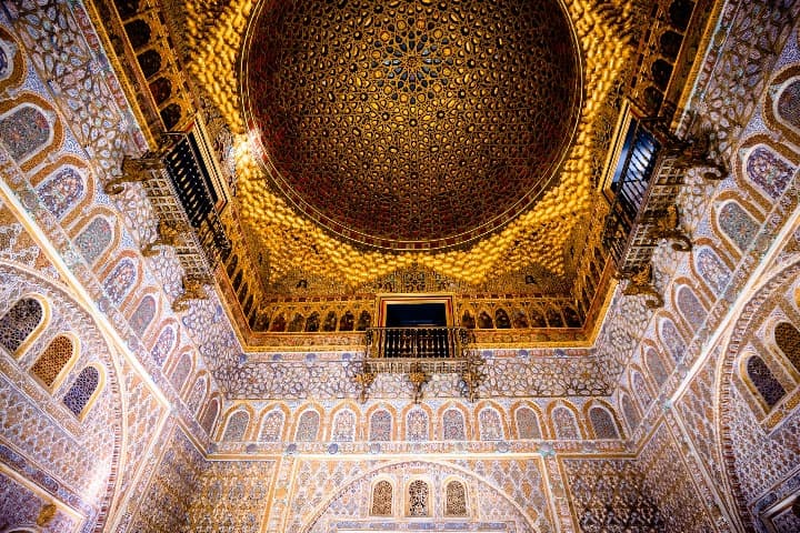 techo y paredes decoradas en arte mudéjar en una sala del palacio alcázar - weroad