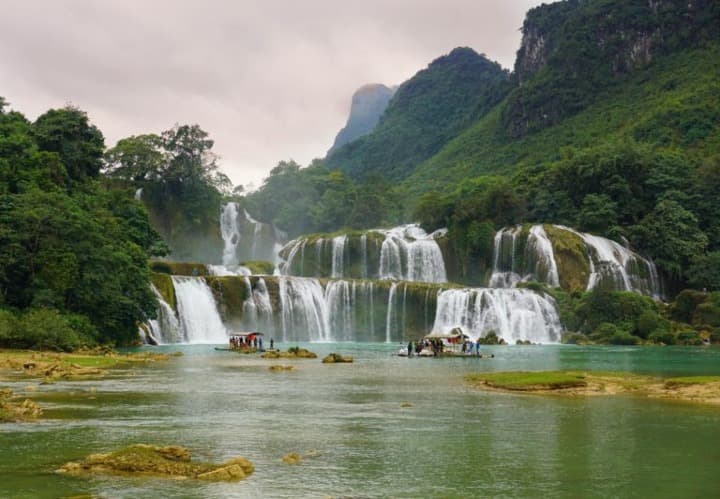 cascadas de pongur en medio de paisaje verde con agua verdosa en da lat vietnam - weroad