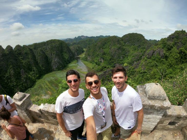 selfie de tres viajeros de weroad en hang mua, algo que ver en vietnam, derás vegetación