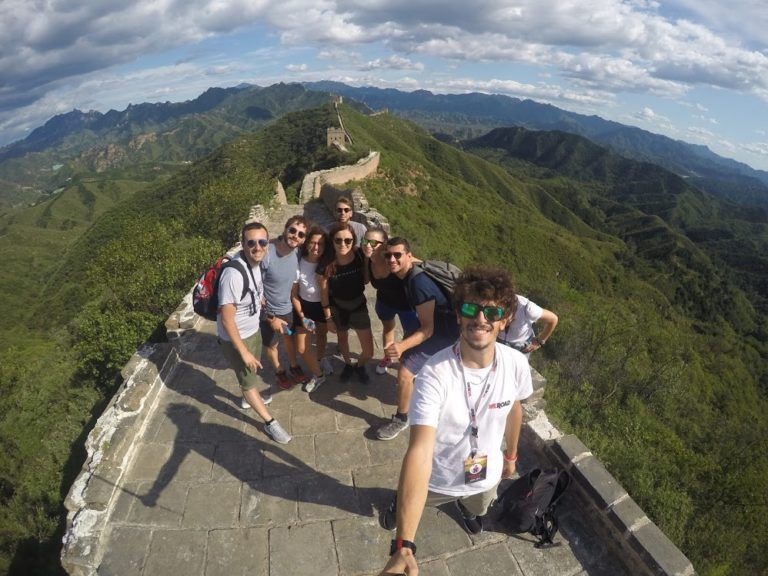 selfie de viajeros de weroad encima de la muralla china, una de las 7 maravillas del mundo