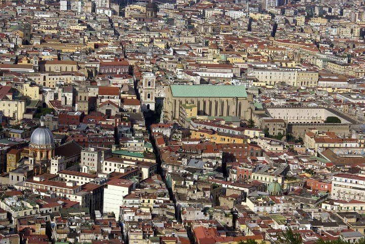 vista aerea del centro de nápoles, se aprecia la larga calle spaccanapoli - weroad