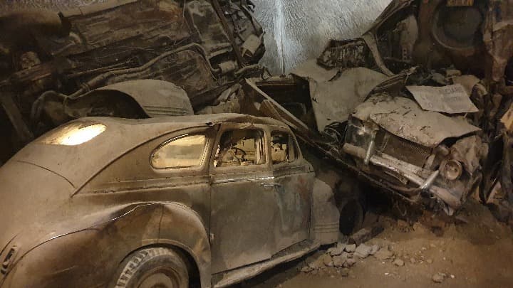 coches antiguos abandonados y medio rotos en el tunel borbónico - weroad