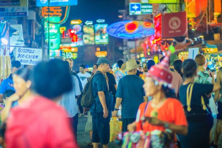 gente paseando por las calles iluminadas por neon de khao san road - weroad