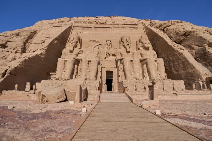 templo de ramsés II en abu simbel, egipto, entrada - weroad