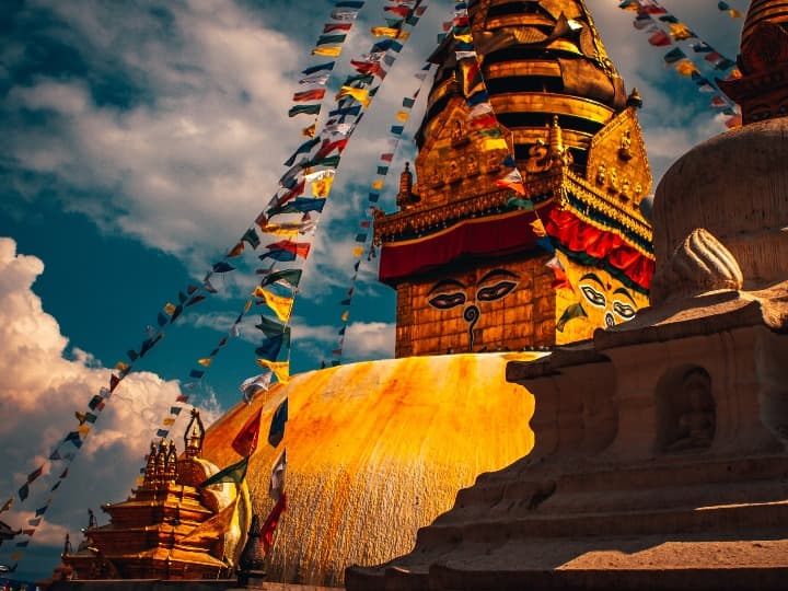 detalle del templo de swayambhunath en katmandu iluminado por el sol