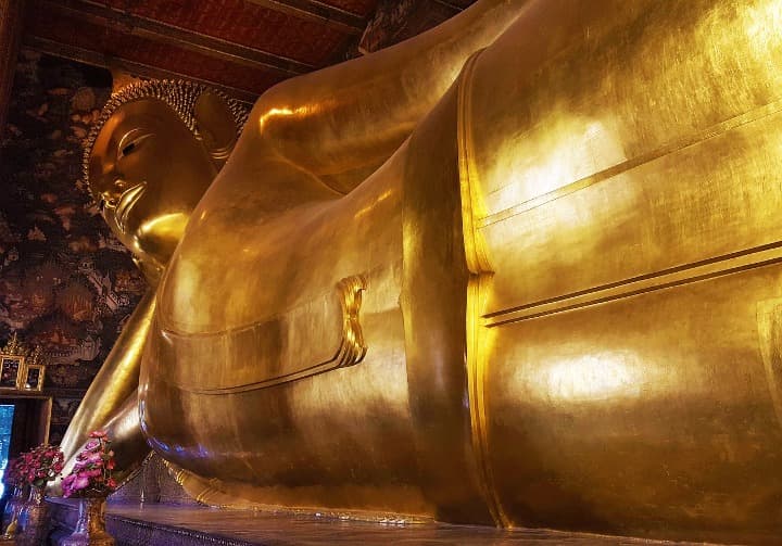 estatua dorada de buda reclinado en wat pho, luggar que ver en bangkok -weroad