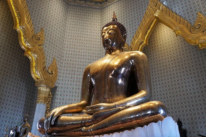 estatua de un buda dorado sentado en el tempo wat traimit en bangkok - weroad