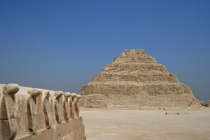 piramide de saqqara vista del frente, al fondo cielo azul - weroad