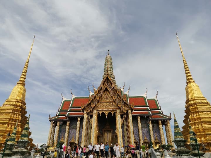 templo de wat phra kaew en bangkok visto desde su entrada - weroad