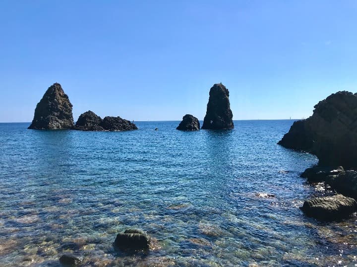 mar de aci castello, sicilia, del que sobresalen rocas - weroad