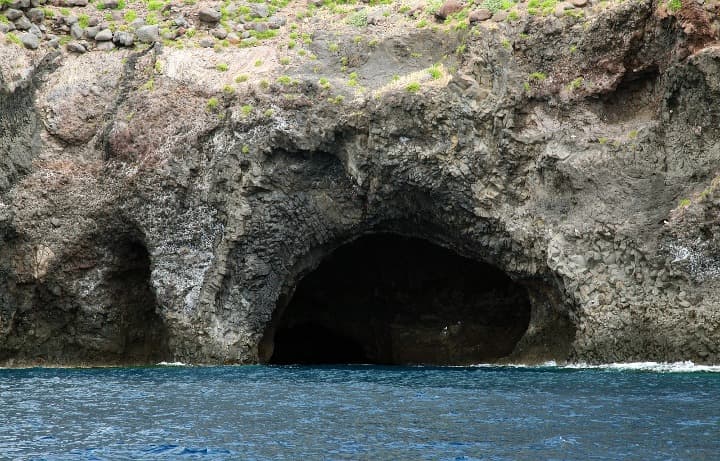 cueva con delante el mar en filicudi, una de las islas eolias de sicilia - weroad