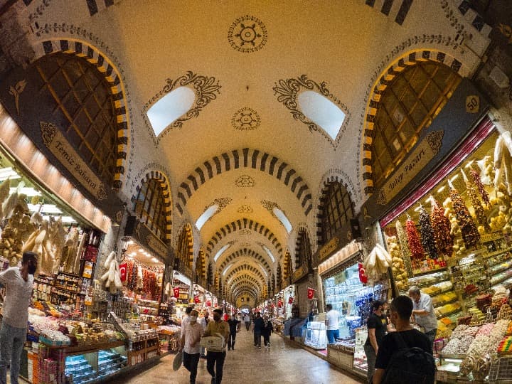 interior del grand bazaar en estambul, a los lados, varias tiendas de productos coloridos, techo en estilo árabe - weroad