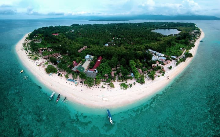 isla de gili meno en indonesia vista desde el cielo, se aprecia la vegetación, un lago y las orillas - weroad