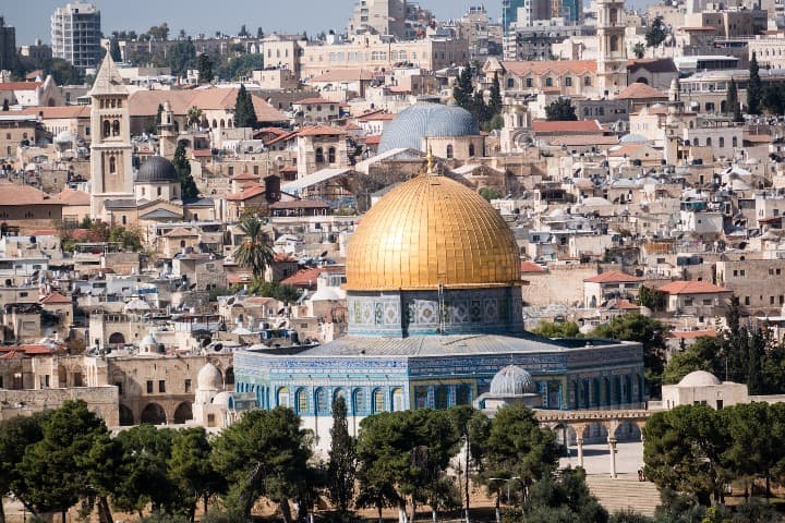 cúpula de la roca, dorada, en jerusalén, al fodo edificios de la ciudad - weroad