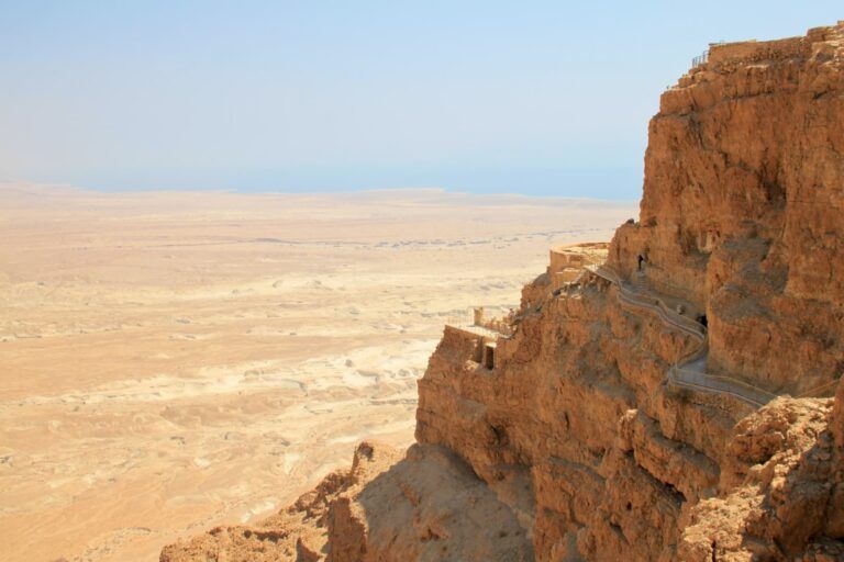 promontorio o roca en masada con detrás desierto - weroad