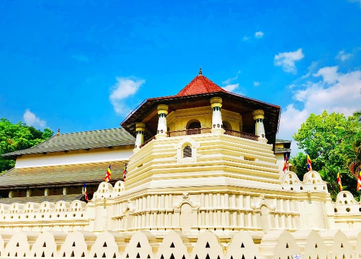 templo del diente kandy, edificio típico con detrás el cielo - weroad
