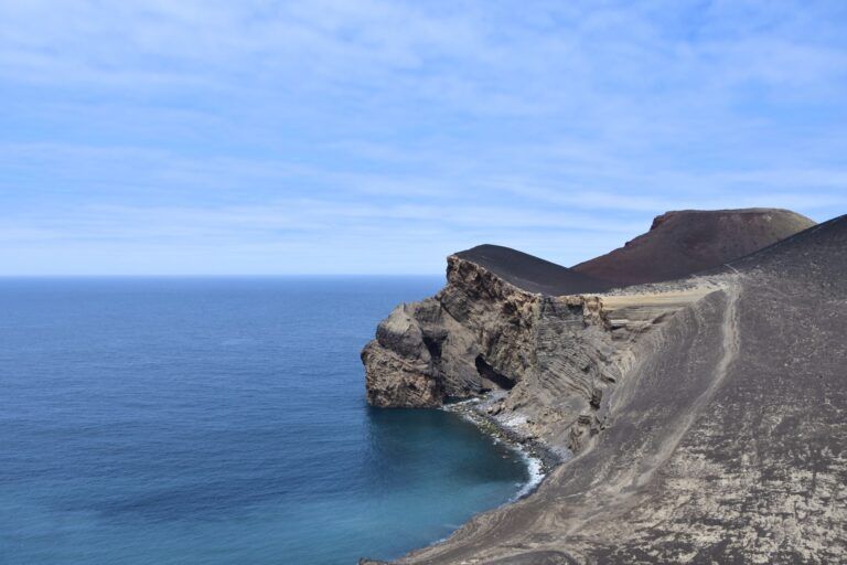 azores qué ver? la costa de la isla de faial, espigón de acantilado, mar y cielo azul - weroad