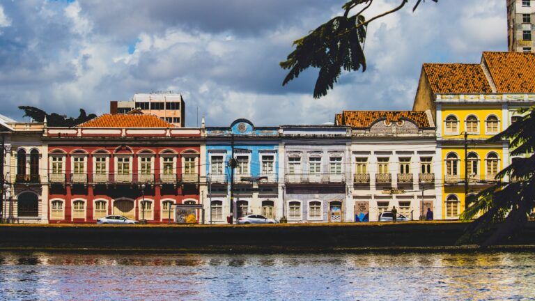 casas bajas y coloreadas al borde de un canal en recife, brasil - weroad