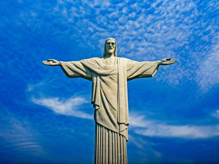 estatua del cristo redentor en rio de janeiro, brasil, con detrás cielo azul - weroad