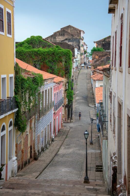 calle entre casas bajas y farolas en sao luis, brasil - weroad