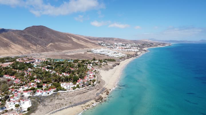 foto aerea de la costo de fuerteventura, playa de morro jable - weroad