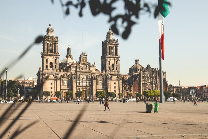vista frontal de la catedral de la ciudad de méxico - weroad