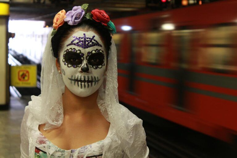 mujer vestida de forma folklorica y con la cara pintada de calavera para el dia de los muertos - weroad