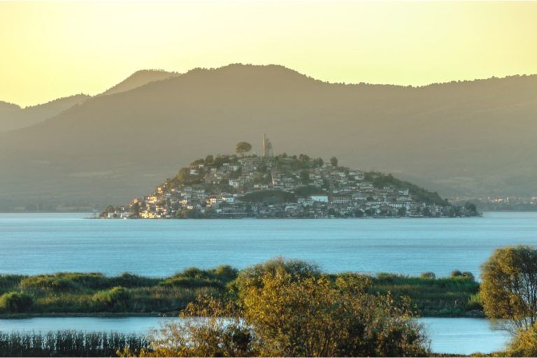 isla janitzio vista desde tierra en méxico - weroad