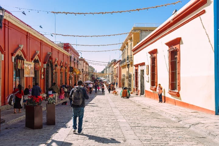 chico caminando por las calles del centro histórico de oaxaca, en méxico - weroad
