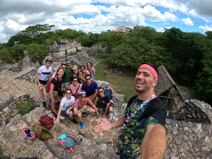 selfie del coordinador weroad con dentrás grupo de chicos en unas ruinas de riviera maya