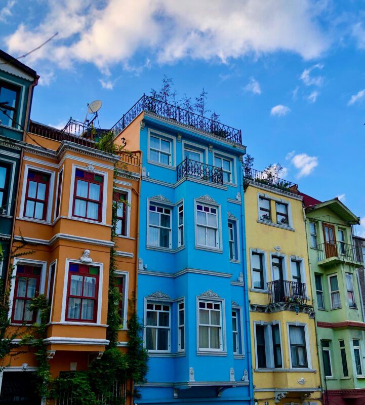 edificios de colores marrón, azul, amarillo en el barrio de balat - weroad