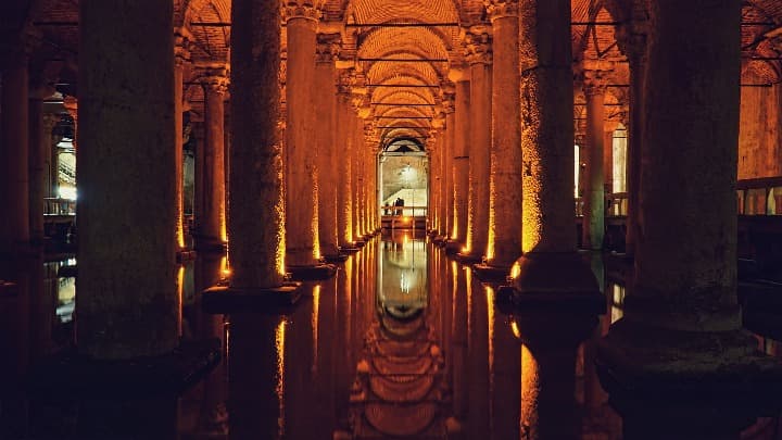 columnas de la cisterna subterranea de estambul, agua en el suelo que refleja la parte superior - weroad