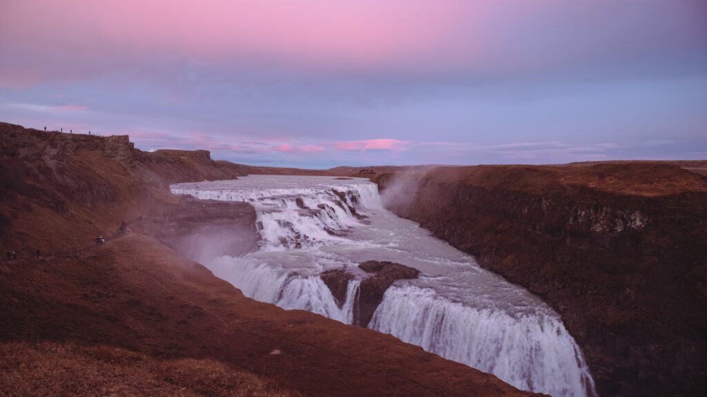 cascada gullfos con la luz rosada del amanecer - weroad