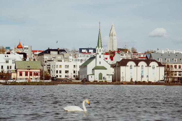 entre las cosas que ver en islandia, casas de reikiavik, desde el mar, un cisme en primer plano - weroad