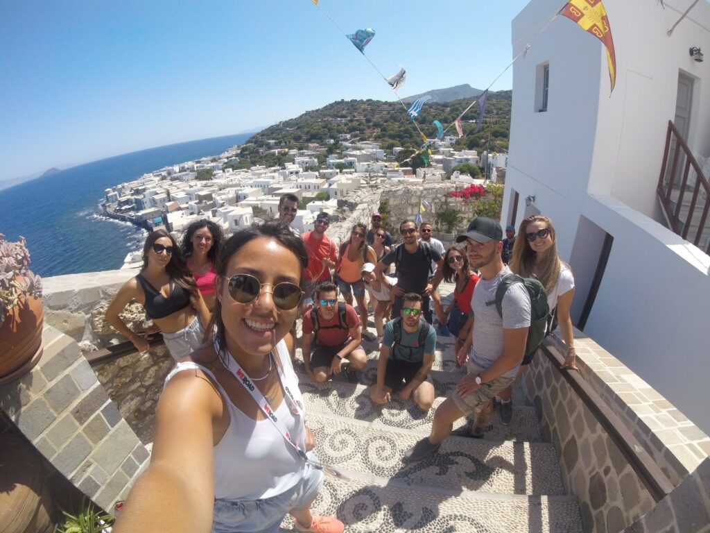 selfie grupo viajeros weroad en una escalera de la ciudad de kos, de fondo casas blancas y el mar