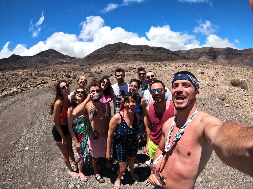 selfie de grupo de viajeros weroad, al fondo un paisaje seco, típico de la isla y que ver en fuerteventura