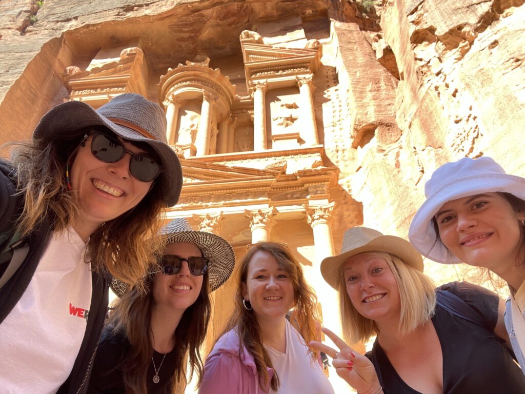 selfie de cinco viajeras weroad, el edificio del tesoro de petra a us espaldas, jordania