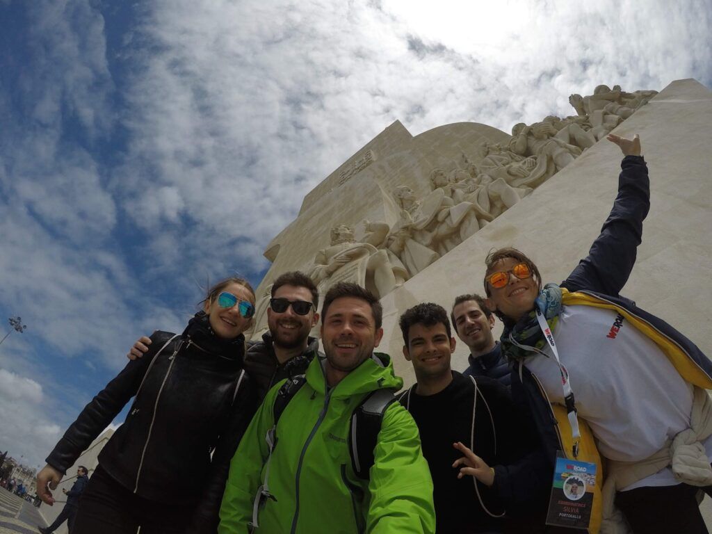 viajeros de weroad haciéndose un selfie delante del monumento a los descubrimientos en lisboa, ciudad que ver en porgugal