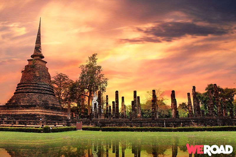 templos del sitio arquelógico de ayutthaya, cielo rosado detrás - weroad