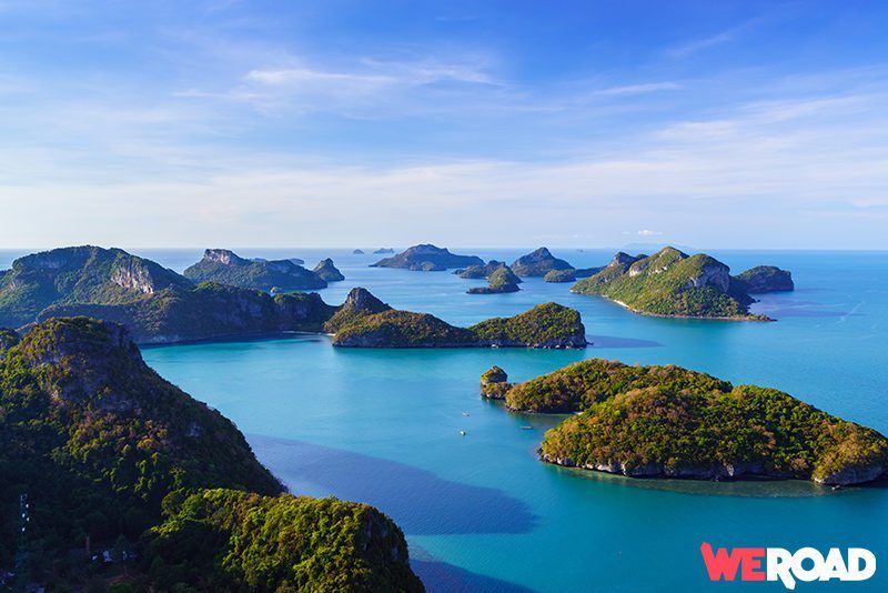 islas llenas de vegetación en medio del mar, en el parque nacional marino de ang thong - weroad