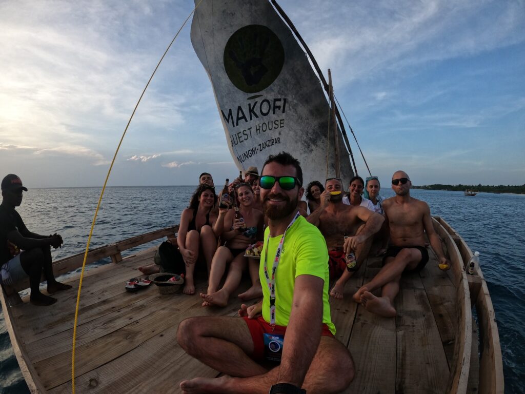 selfie de grupo de viajeros de weroad en un barco típico de zanzibar tomando cervezas
