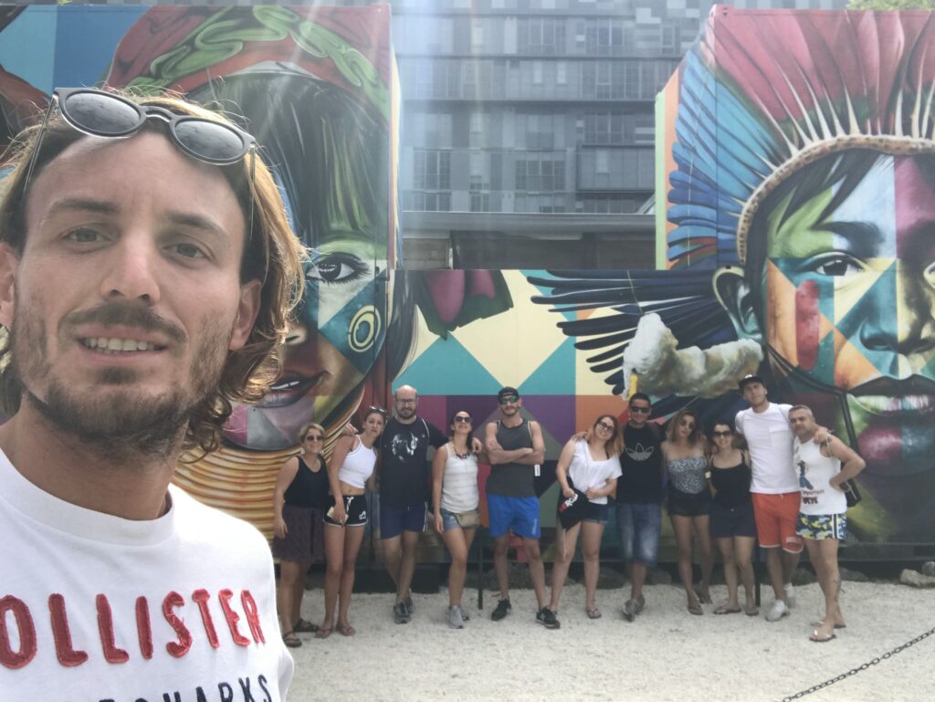 selfie grupo de viajeros weroad delante de un murales colorido, una de las cosas que ver en miami