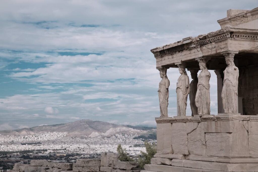 columnas del templo de las cariátides en atenas, ciudad que ver en grecia continental - weraod