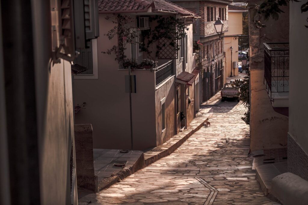 casas y calle adoquinada en old town de kalamata, ciudad que ver en la greci continental - weroad