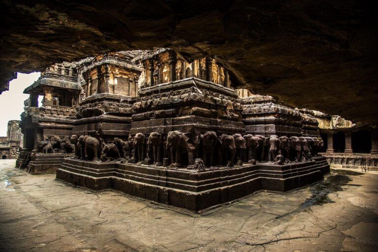 interior de las cuevas de ellora, una de las cosas que ver en india - weroad