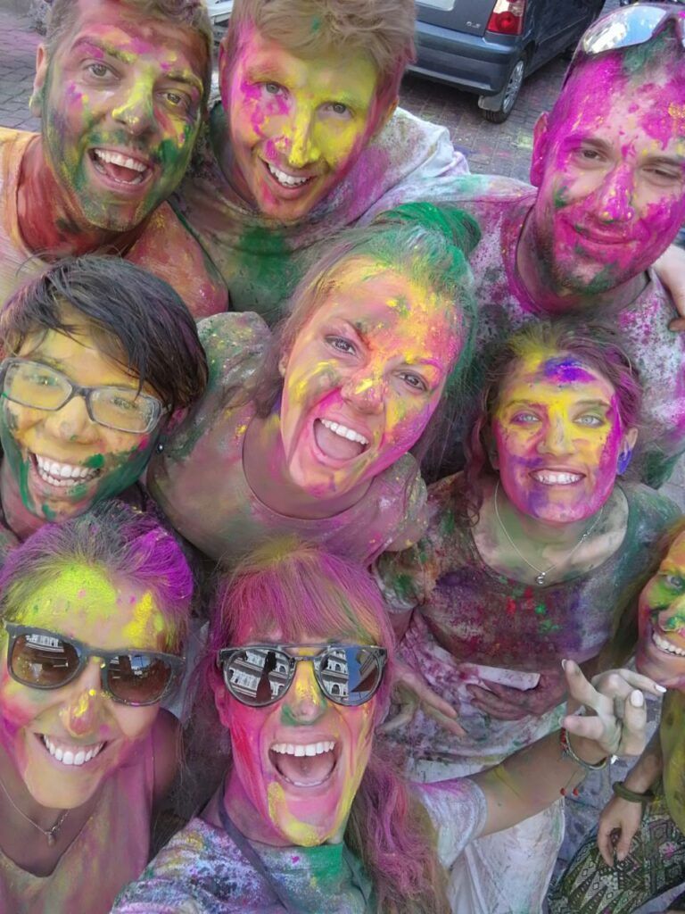 selfie de grupo de viajeros weroad con las caras coloreadas por los polvos del holi fest, algo que ver en india